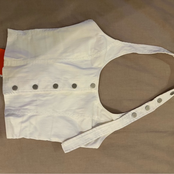 White denim capri pants and top with silver studs - Picture 2 of 6